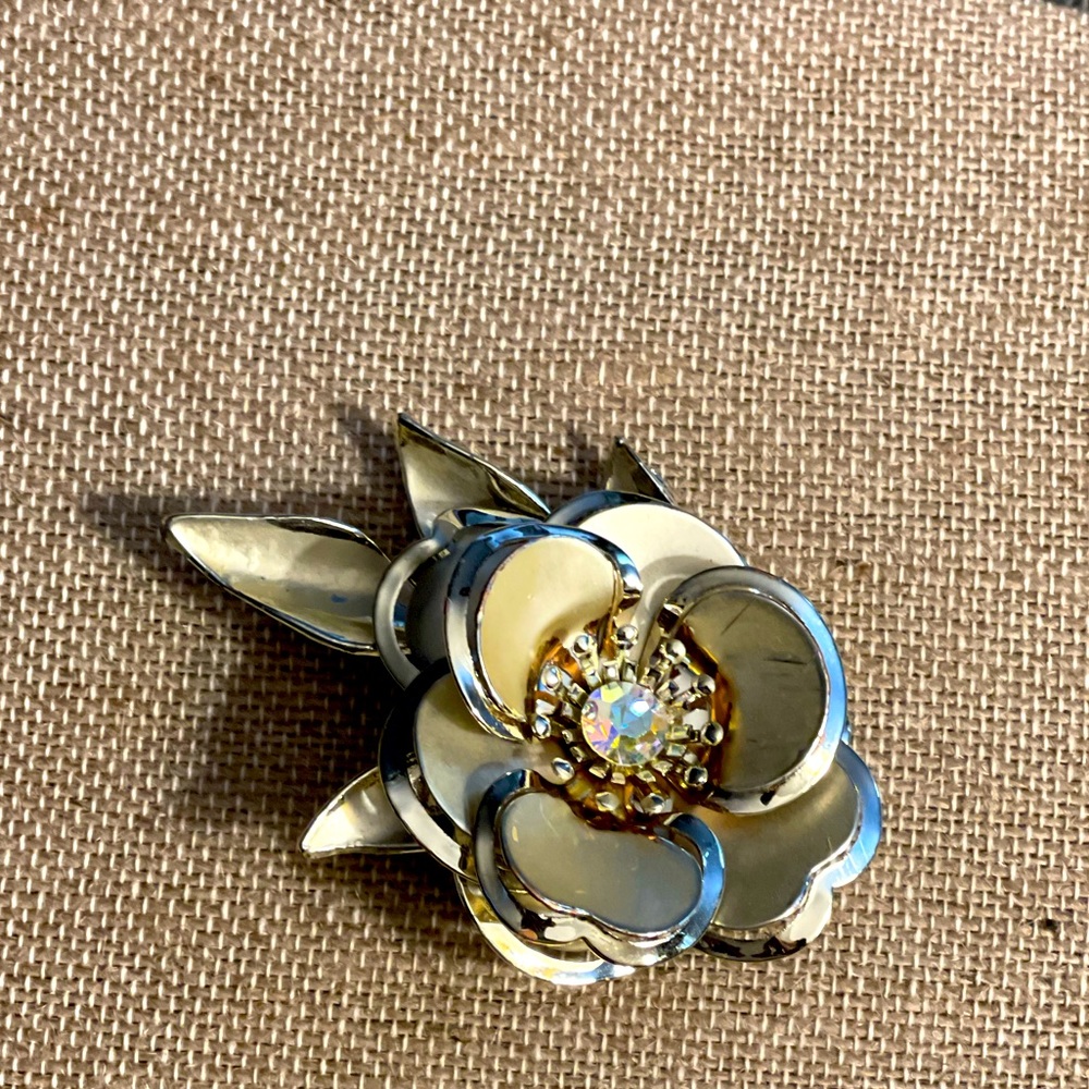 Vintage 70’s Flower gold tone Brooch 3”